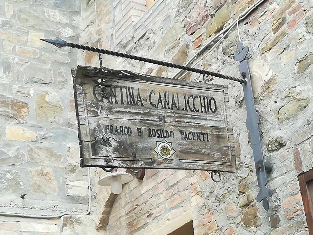 La storica insegna della cantina Pacenti